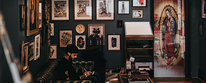 Un tatoueur travaillant sur un dessin dans un studio de tatouage
